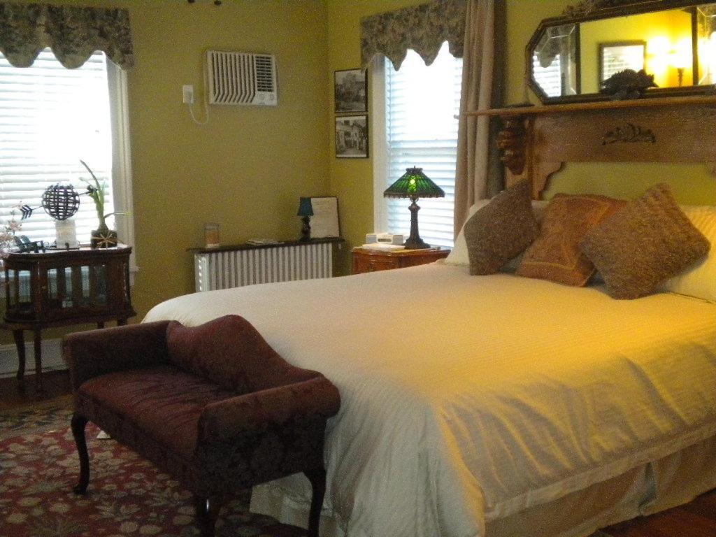 The Stirling House Waterfront Inn Грийнпорт Екстериор снимка