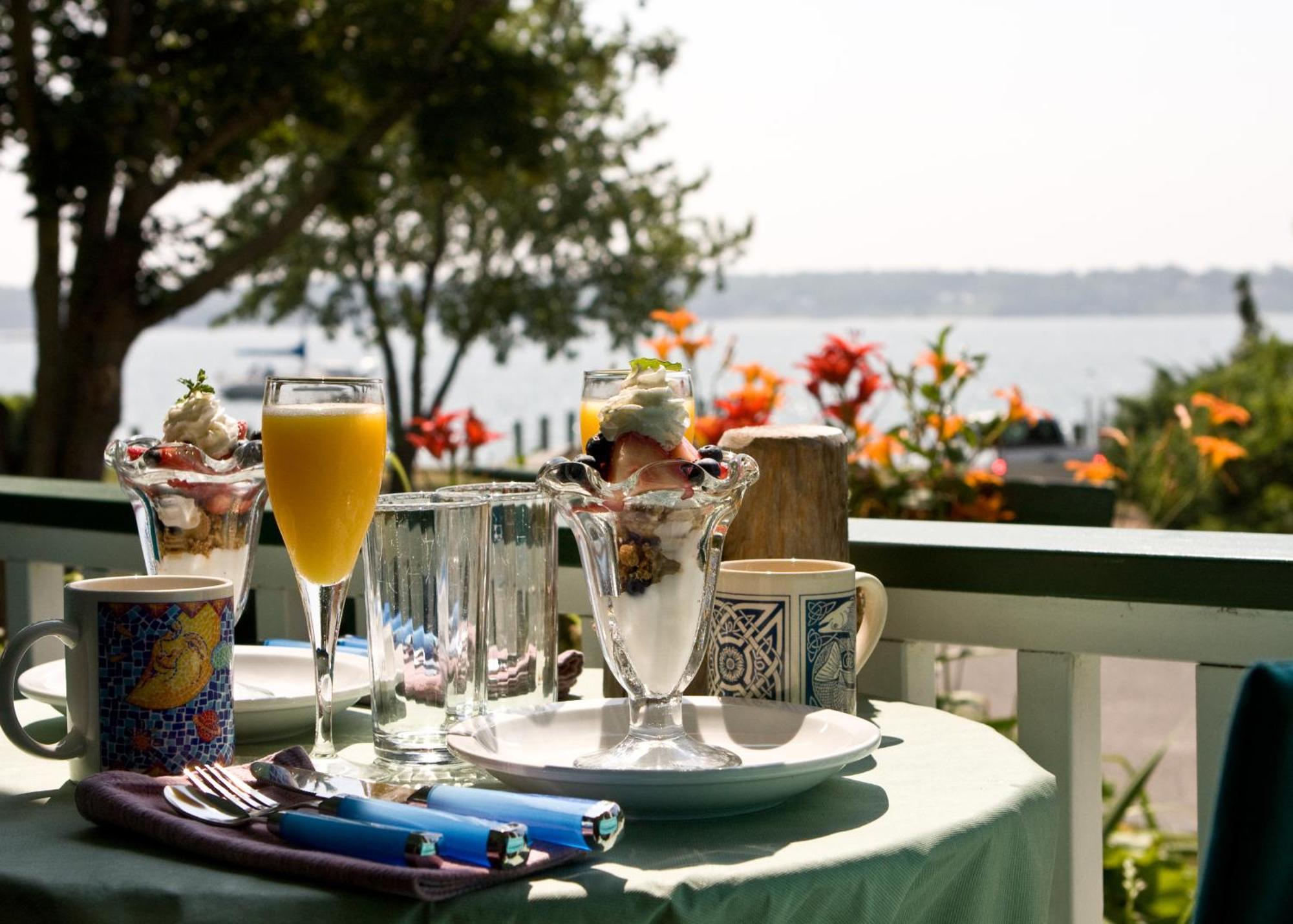 The Stirling House Waterfront Inn Грийнпорт Екстериор снимка